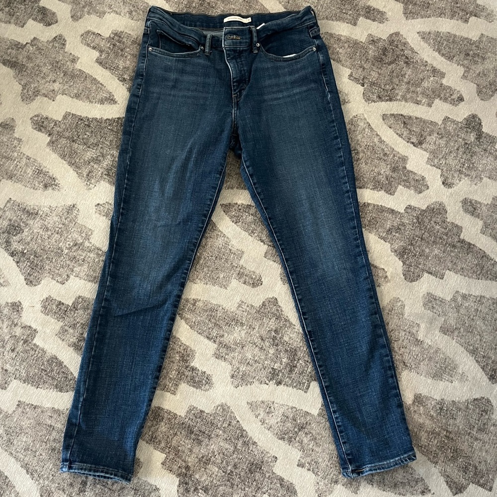 Levi’s women’s shaping skinny jeans, size 31